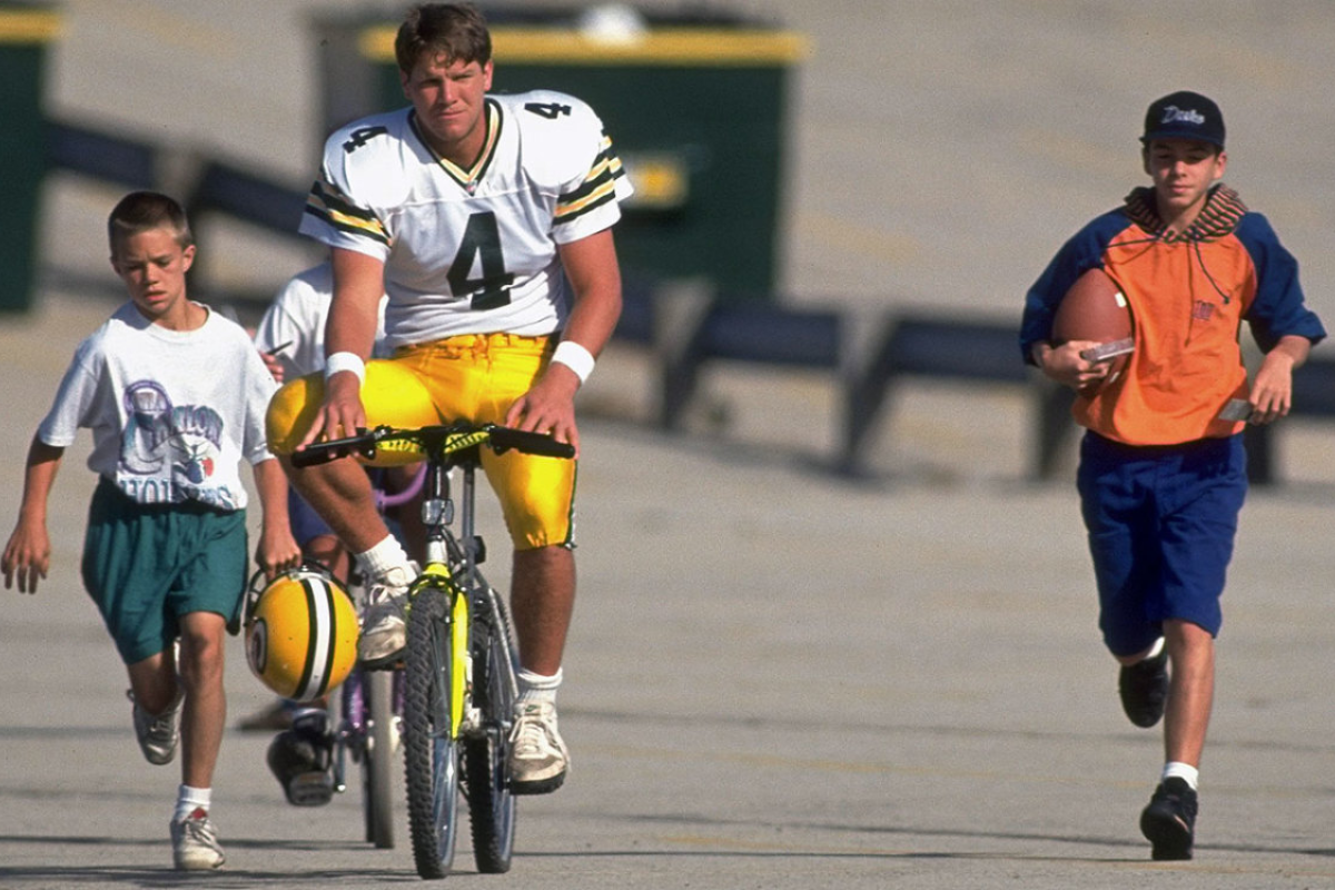 Saiba mais sobre a tradição das Bicicletas no Training Camp do Green Bay Packers, uma das tradições mais divertidas da NFL.